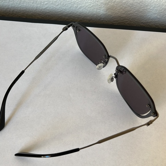 MCQ Alexander Mcqueen MQ 0283s Sunglasses. - Picture 4 of 7